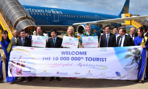 Du khách thứ 10 triệu (người cầm bảng ngoài cùng bên trái) đến Việt Nam mang quốc tịch Anh.