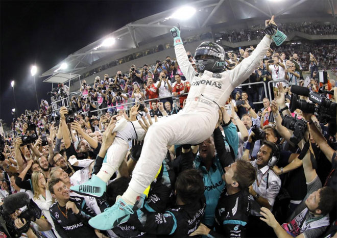 Tay đua Nico Rosberg trở thành nhà vô địch F1 mới khi chỉ có nhiều hơn năm điểm so với đồng đội Lewis Hamilton. Đây là khoảng cách ngắn nhất giữa hai tay đua dẫn đầu trong nhiều năm qua. Với chức vô địch năm nay, Rosberg cũng đã chấm dứt hai năm thống trị liên tục của Hamilton