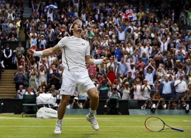 Andy Murray quăng vợt chia vui sau khi đánh bại Milos Raonic trong trận chung kết Wimbledon. Đây là chức vô địch Wimbledon thứ hai và danh hiệu Grand Slam thứ ba trong sự nghiệp của tay vợt này.