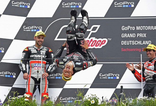 Tay đua Johann Zarco vui sướng nhảy lộn nhào chia vui trên bục podium sau khi giành chiến thắng tại đường đua Moto 2 tại Đức, hôm 17/7.