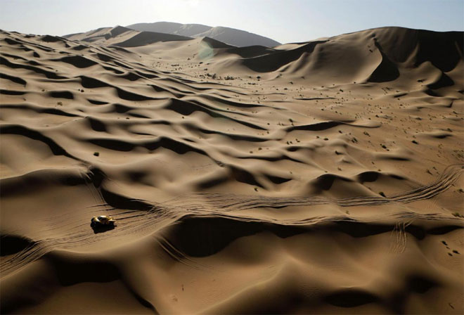 Tay đua Wein Han và lái phụ Jean-Pierre Garcin cùng lướt xe qua sa mạc Gobi hùng vĩ trong cuộc đua đường trường 