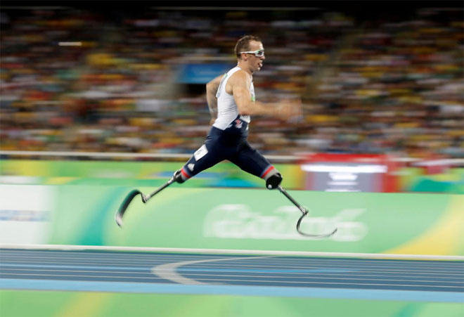 VĐV khuyết tật Richard Whitehead thi đấu ở nội dung chạy 200 m T42 tại Paralympic. Việc mất hai cẳng chân không ảnh hưởng gì đến những bước chạy thoăn thoắt và phong cách thi đấu đầy nghị lực. Sau đó Whitehead giành huy chương vàng nội dung chạy 200 m T42 và huy chương bạc nội dung 100 m T42.