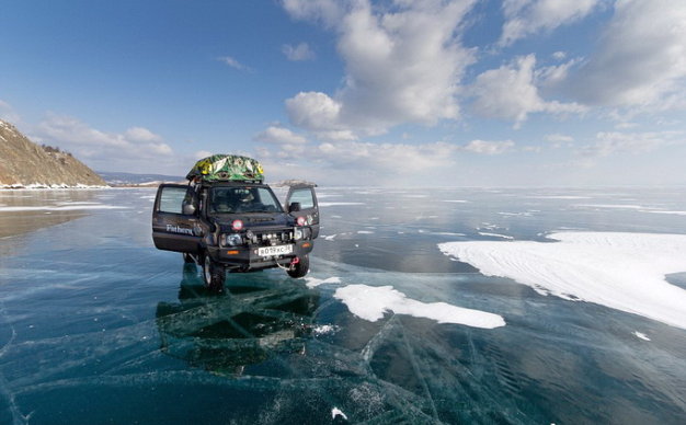 Lái xe trên mặt hồ: Trung tâm Thuỵ Điển vào mùa đông lạnh tới mức nước hồ đóng băng. Du khách có thể thoả sức biến thành “điệp viên 007”, ngồi sau tay lái trên mặt hồ trắng xoá. 