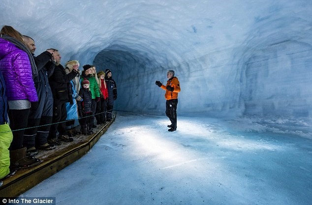 Trở về “kỷ băng hà”: Langjökull, sông băng lớn thứ hai ở Iceland, giờ đây rất dễ dàng thưởng lãm, với đường hầm có hệ thống chiếu sáng rộng 3 m. 