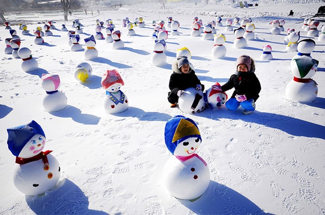 Lễ hội tuyết: Lễ hội Taebaeksan, Hàn Quốc là một chuỗi các sự kiện và hoạt động sôi nổi diễn ra từ 13-22/1 tại công viên quốc gia Taebaeksan. Du khách có thể trượt tuyết, chiêm ngưỡng các show diễn, các tác phẩm điêu khắc bằng tuyết tuyệt đẹp. Ảnh: Taebaek-si. 