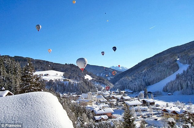 Bay khinh khí cầu: Thị trấn Filzmoos (Áo) trở nên rực rỡ vào mùa đông với hàng trăm khinh khí cầu bay lượn trên bầu trời. Du khách có thể đặt vé cho tháng 1 và 2 với mức giá 245 bảng Anh một người. 