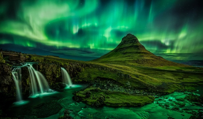 Tháng 10 Damian Black đạt giải với bức ảnh chụp cực quang ở Iceland.