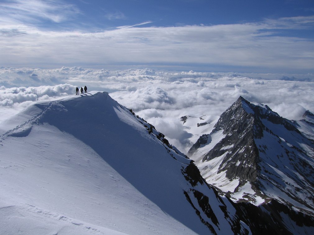 Tháng 1: Tác phẩm đoạt giải thuộc về tác giả Jim Metcalf với bức ảnh chụp các nhà leo núi chinh phục đỉnh Weismiess, Saas Fee, thuộc dãy Alpes nằm trên biên giới Thụy Sĩ và Italy.