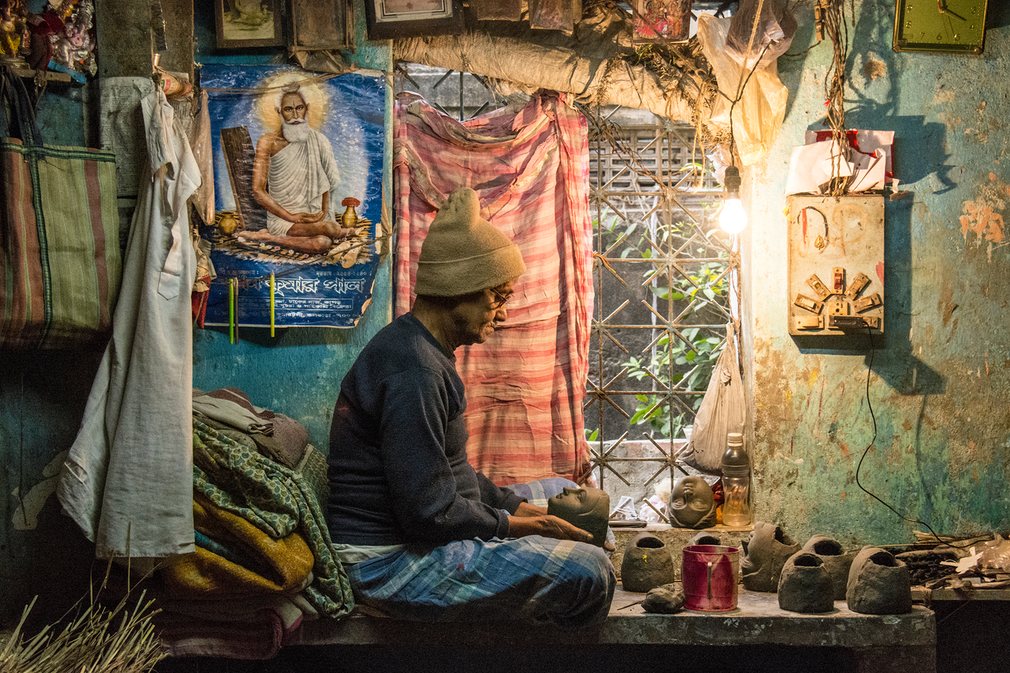 Tháng 2: Một nghệ nhân điêu khắc tỉ mỉ kiểm tra tác phẩm tại một xưởng chế tác tượng các vị thần bằng đất sét tại một ngôi làng ngoại ô Kolkata (Ấn Độ) - Tác giả: Jason Pemberton