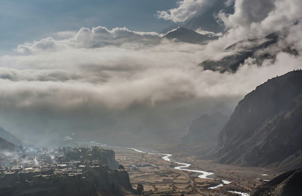 Tháng 3: Bức ảnh của Keith Urry chụp tại thung lũng Manang, Nepal lúc bình minh.