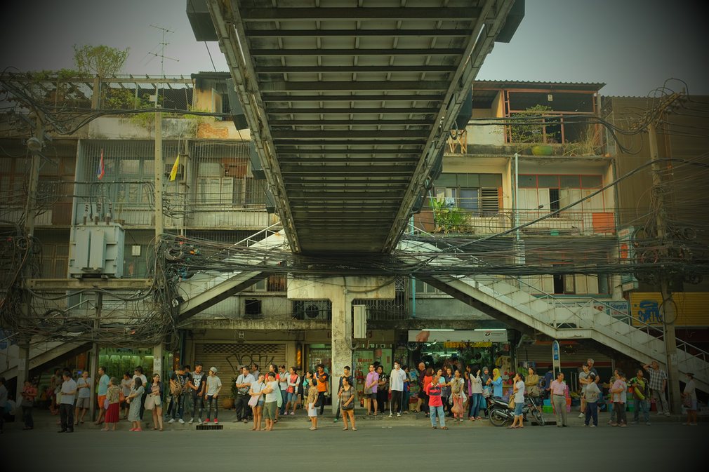 Tháng 4: Bức ảnh người dân chờ xe bus tại Bangkok, Thái Lan của tác giả Simon Cove chụp khi đi qua một con phố đông đúc trong giờ cao điểm