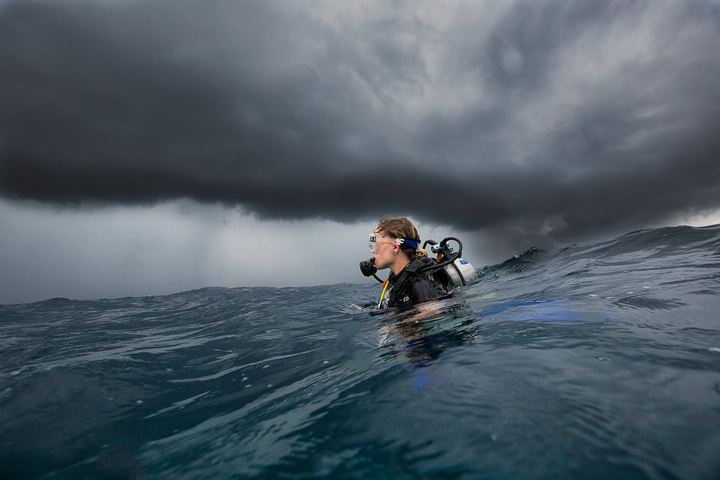 Tháng 9: Bức ảnh chiến thắng thuộc về tác giả Simon Dunn với hình ảnh một thợ lặn đang lặn xuống biển san hô ở Maldives dưới bầu trời tối đen chuẩn bị một cơn bão lớn