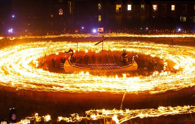  Lễ hội lửa Up Helly Aa là lễ hội nhằm tưởng nhớ nền văn hóa Viking bí ẩn. 