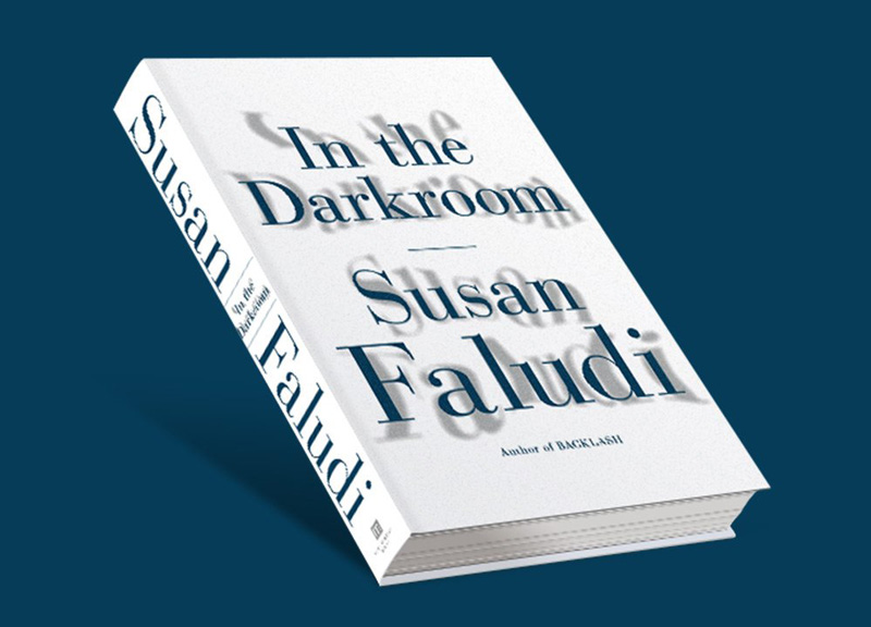 9. In the Darkroom - Tạm dịch: Trong phòng tối (Susan Faludi). Năm xuất bản: 2016.