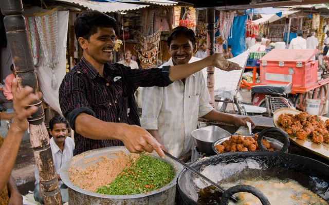 Jaipur là một trong những thành phố tiêu biểu cho nền ẩm thực của Ấn Độ, nơi nổi tiếng với món cà ri dê Rajasthani.