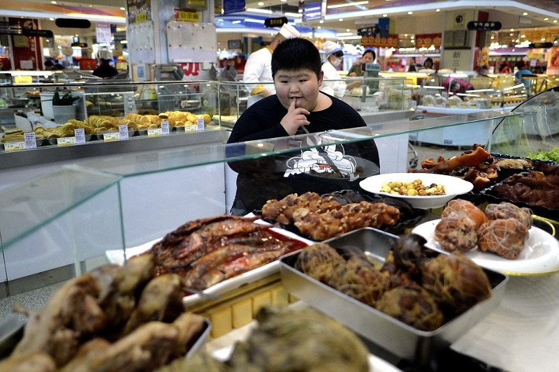 Ảnh chụp cậu bé Li Hang, 11 tuổi, người Cáp Nhĩ Tân, Trung Quốc tại một cửa hàng bán đồ ăn.