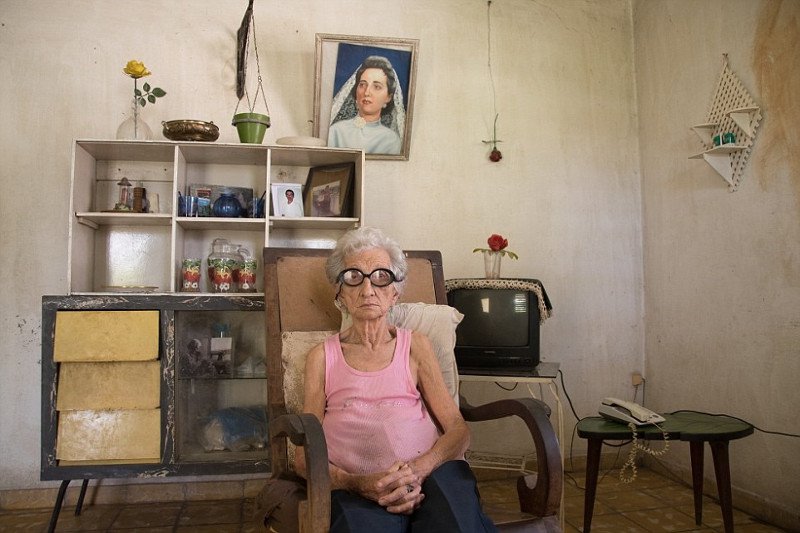 Cụ bà Carmen Sajeras, 85 tuổi, người Cuba, sống một mình trong ngôi nhà đơn sơ. 