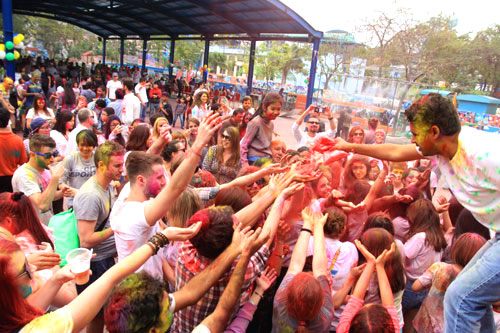 Lễ hội sắc màu Holi năm 2016.