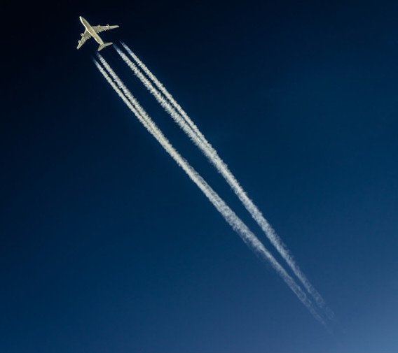 Đường khói màu trắng do máy bay để lại trên bầu trời có thể được sử dụng để dự báo thời tiết.