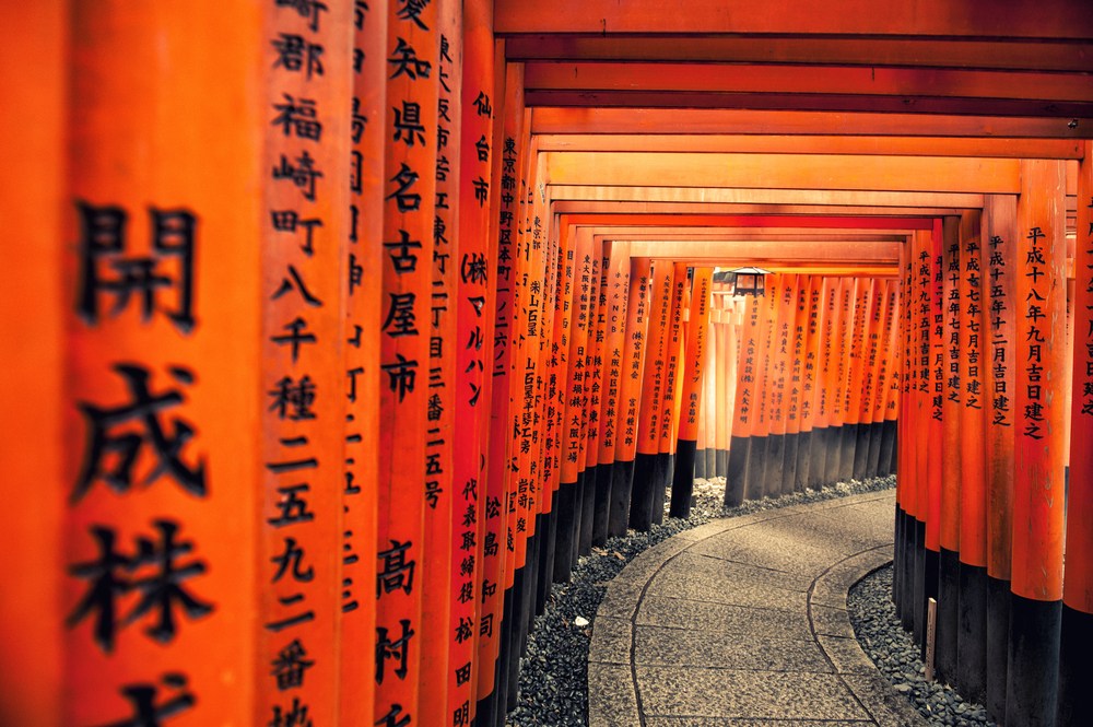 Cổng Red Torii ở Đền thờ Fushimi Inari ở Kyoto. SAHACHATZ / Shutterstock