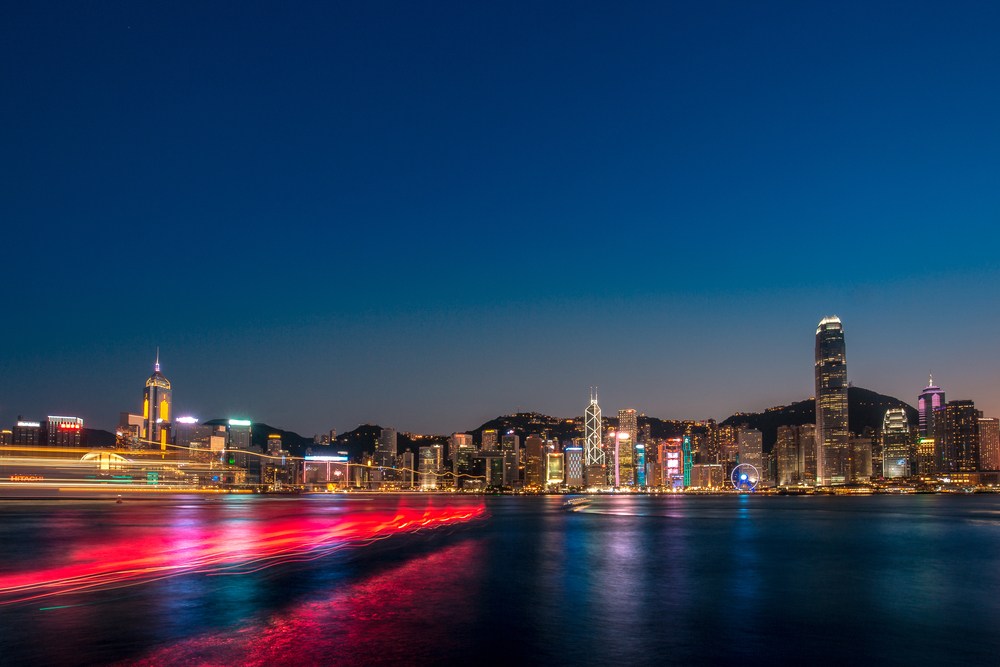 Hồng Kông được xem từ Tsim Sha Tsui ở Kowloon. YIUCHEUNG / Shutterstock