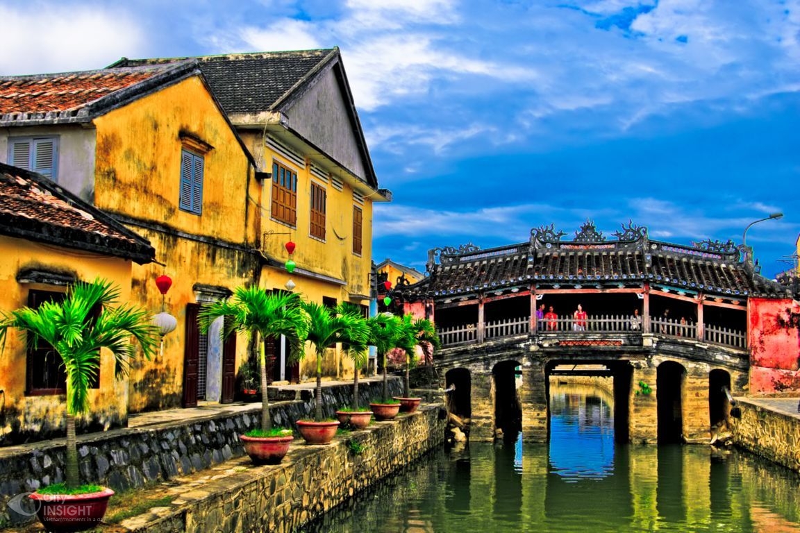 Các hội quán, đền miếu mang dấu tích của người Hoa nằm bên những ngôi nhà phố truyền thống của người Việt và những ngôi nhà mang phong cách kiến trúc Pháp.