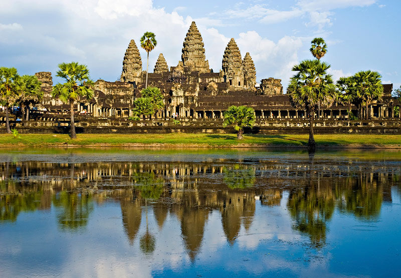 Quốc gia nằm trên bán đảo Đông Dương ở vùng Đông Nam Á. Nó là quốc gia được mệnh danh “đất nước chùa tháp” chứa đựng bao điều bí ẩn làm mê đắm nhiều du khách. Nơi ấy, vẻ đẹp nguyên sơ cùng sự hùng vĩ của Angkor, cung điện Hoàng Gia, Bokor in đậm dấu ấn thời gian. Con người bản địa dung dị, thân thiện và mến khách sẽ khiến ai cũng phải ngưỡng mộ ngành du lịch Campuchia.  