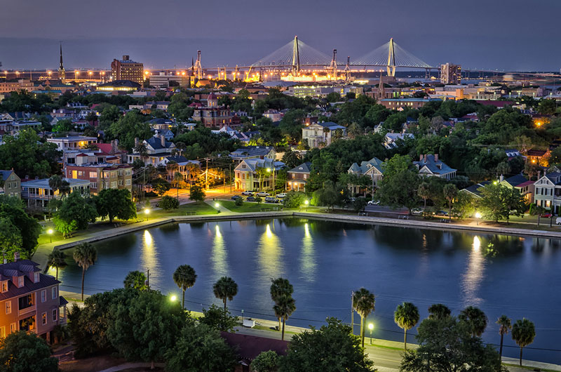 Thành phố lớn thứ 2 của tiểu bang Nam Carolina, Mỹ. Phía Đông giáp Đại Tây Dương. Với lịch sử phong phú, cảnh quan thiên nhiên đẹp, Charleston là lựa chọn hoàn hảo cho du khách muốn đi nghỉ dưỡng trong Hè 2017.