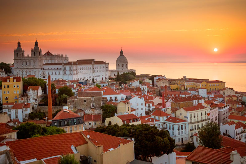 Đây là trung tâm hành chính và kinh tế giàu nhất Bồ Đào Nha. Lisbon được công nhận là một thành phố toàn cầu bởi vì tầm quan trọng của nó trong lĩnh vực tài chính, thương mại, phương tiện truyền thông, giải trí, nghệ thuật, thương mại quốc tế, giáo dục và du lịch.  