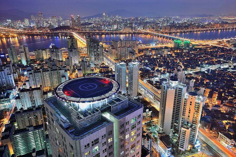 Thủ đô của Hàn Quốc, nằm bên sông Hán ở phía Tây Bắc Hàn Quốc. Thành phố hút khách với sự kết hợp hoàn hảo giữa nét cổ kính và hiện đại. Nơi đây có nhiều nơi tham quan, mua sắm hấp dẫn như làng Hanok Bukchon, bảo tàng nội thất Hàn Quốc, Gangnam…  