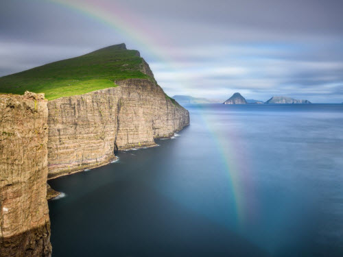Quần đảo Faroe có nhiều phong cảnh đẹp như vách núi sát biển, thác nước, thung lũng xanh mướt và vịnh hoang sơ