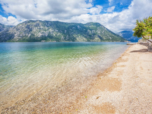 Montenegro hấp dẫn du khách nhờ có bờ biển đẹp, bãi tắm hoang sơ, những ngôi làng giàu lịch sử và phong cảnh đẹp như tranh vẽ