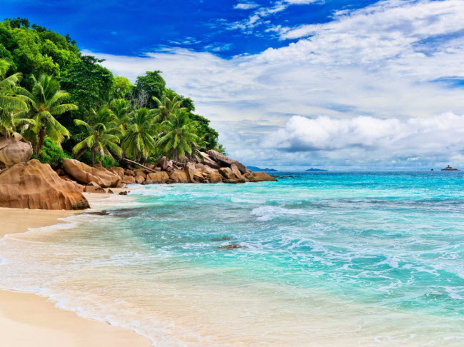 Nằm ở Ấn Độ Dương ngoài khơi bờ biển Madagascar, quần đảo Seychelles là điểm đến lý tưởng của các cặp đôi mới cưới và du khách thích không gian yên tĩnh. Tuy nhiên, thiên đường này có thể biến mất trong 50 đến 100 năm tới do tình trạng xói mòn.