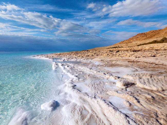 Nằm giữa biên giới Jordan và Israel, mức nước của biển Chết đã giảm 25m và diện tích bị thu nhỏ đáng kể trong 40 năm qua. Nguồn cung cấp nước từ sông Jordan ngày càng suy giảm có thể khiến vùng biển này cạn khô trong 50 năm tới.