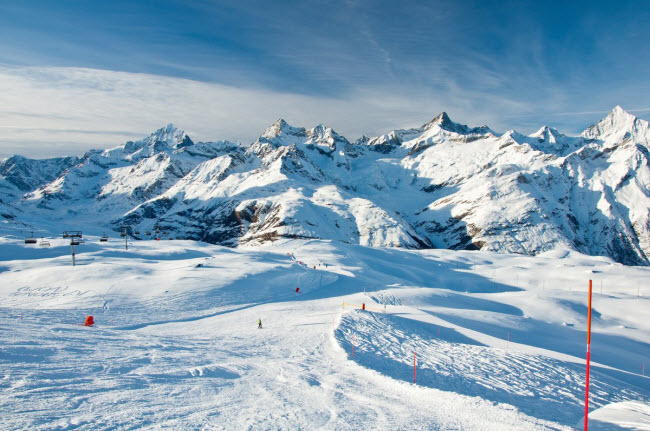 Biến đổi khí hậu ảnh hưởng mạnh tới dãi núi Alps, với khoảng 3% lượng băng bao phủ biến mất mỗi năm. Điều này đồng nghĩa dãy núi này sẽ không có băng tuyết vào năm 2050.