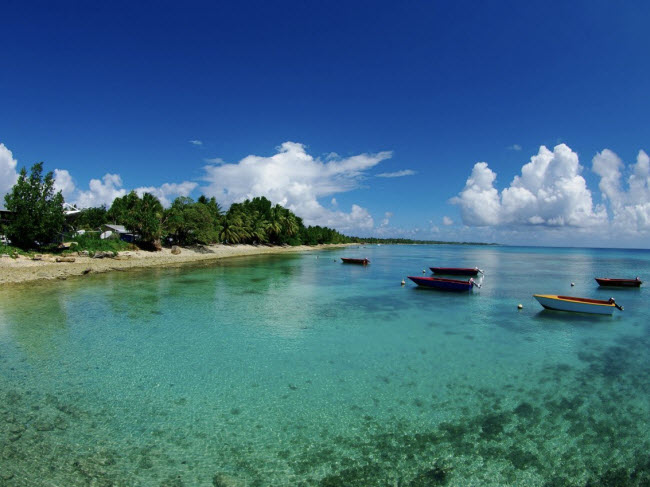 Nằm ở Thái Bình Dương giữa Australia và Hawaii, Tuvalu là một quần đảo nhỏ bao gồm 9 hòn đảo. Với độ cao cách mặt nước biển chỉ khoảng 4,5 m, quần đào này đang đối mặt với nguy cơ bị nhấn chìm trong nước.