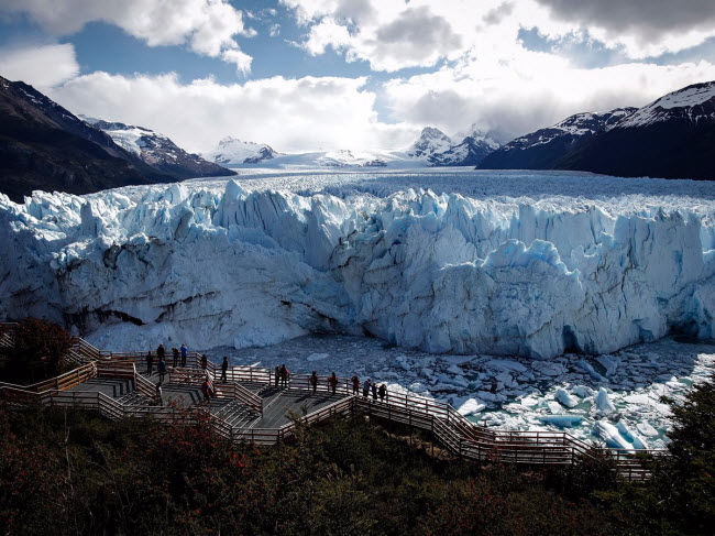 Dòng sông băng Patagonia là một trong những địa điểm du lịch hấp dẫn nhất thế giới, nhưng lượng mưa giảm và nhiệt động tăng khiến dòng sông băng ngày càng thu hẹp.
