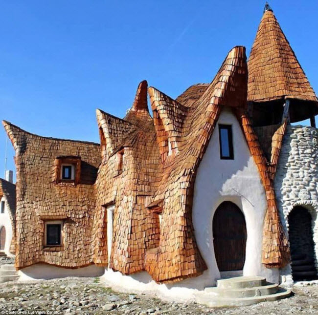 Hai ca sĩ Razran và Gabriela Vasile đã xây dựng lâu đài này chỉ từ các nguyên liệu hữu cơ và tự nhiên như đất sét, rơm, gỗ và cát.