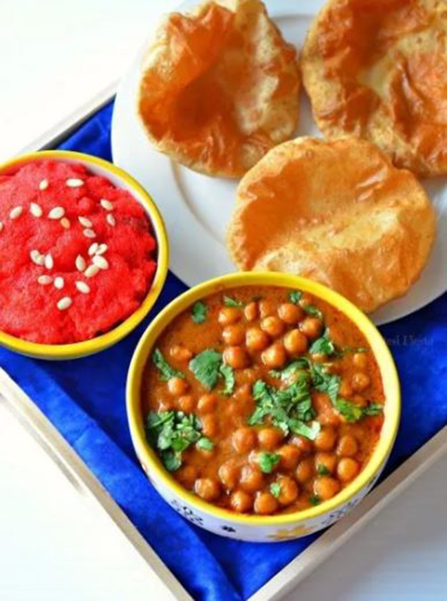 Halwa Poori (Pakistan) Suất ăn này bao gồm vài miếng bánh nhỏ làm từ bột mì ăn cùng pudding ngọt ngọt thanh thanh.