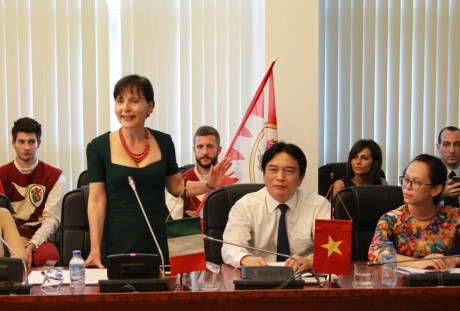 Bà Cecilia Piccioni, Đại sứ Italia phát biểu tại buổi họp báo