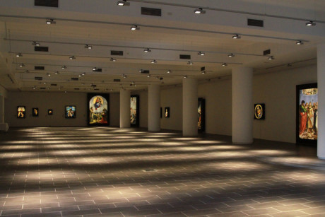 34 bức vẽ đang được trưng bày ở phòng triển lãm rộng hơn 900m2 của Bảo tàng Dân tộc học Việt Nam.
