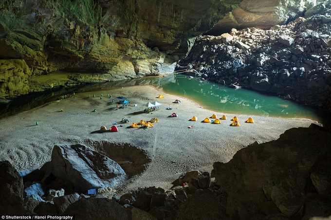 Đây là hang động lớn nhất thế giới, dài gần 9 km, rộng gần 200 m, cao hơn 150 m và có khí hậu riêng. Du khách sẽ phải chi khoảng 1.800 bảng (53 triệu đồng) để có thể cắm trại ở đây. Ảnh: Shuterstock.