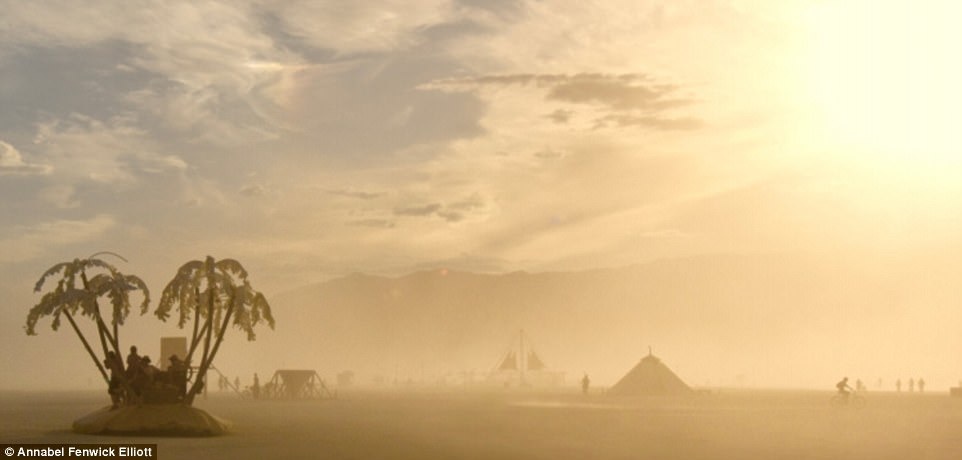 Không có gì kích thích hơn việc dựng lều ở Burning Man, lễ hội thường niên rực cháy ở sa mạc Nevada. Hàng nghìn người cắm trại không ngại đối đầu với các trận bão cát để thưởng thức những công trình nghệ thuật khổng lồ.