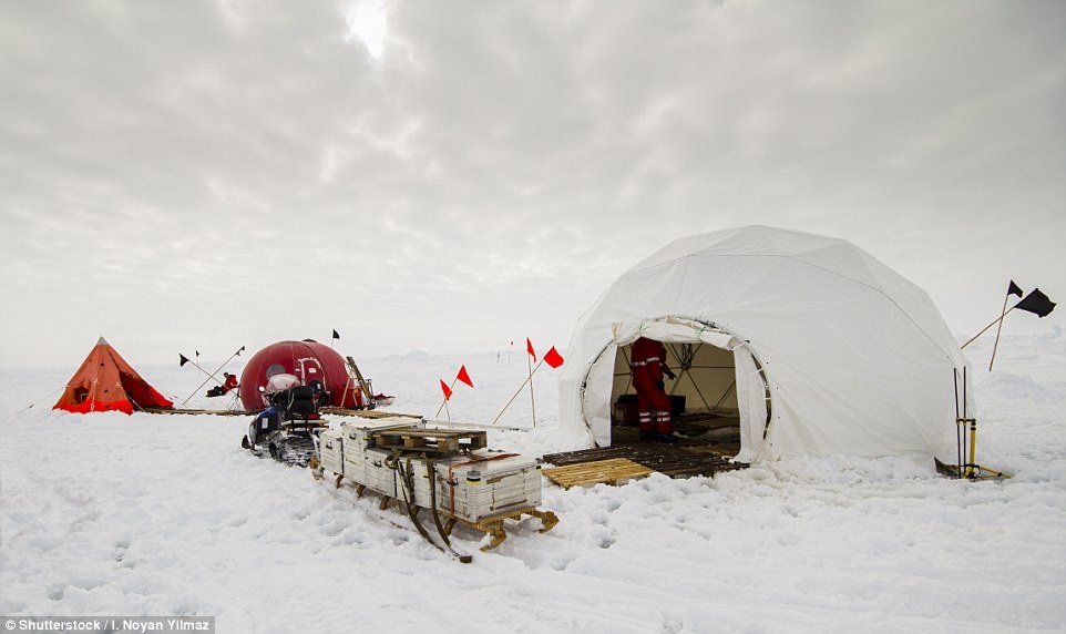 Nam Cực là một trong những khu vực còn lại cuối cùng trên thế giới chưa chịu tác động của ngành du lịch. Các khách đi tàu có thể cắm trại một đêm ở đây, còn các nhà khoa học thường dành nhiều tháng trong căn lều này. Ảnh: Shuterstock.