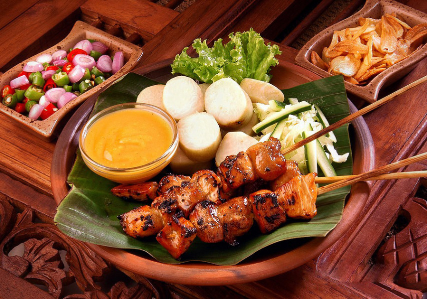 Những người yêu ẩm thực có dịp thưởng thức món thịt xiên nổi tiến của Indonesia