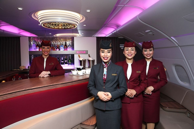 Khoang hạng nhất gồm 8 ghế rộng đến 23 inch, nằm ở tầng trên máy bay chở khách lớn nhất thế giới A380. Du khách sẽ được phục vụ bởi các tiếp viên hàng không xinh đẹp. Nhân viên hãng cũng được Skytrax bình chọn tốt nhất Trung Đông năm 2017.
