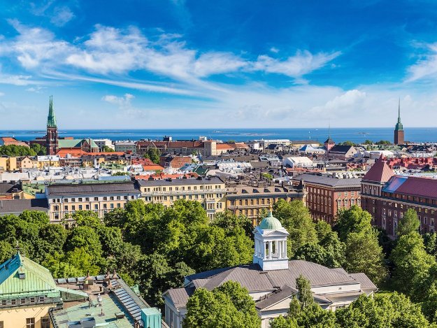 Helsinki, thủ đô của Phần Lan nằm trên bán đảo của vịnh Phần Lan. Không gian nơi đây là sự kết hợp của các tòa nhà tân nghệ thuật đầy màu sắc, cũng như các bảo tàng, nhà thờ, và rất nhiều không gian xanh.