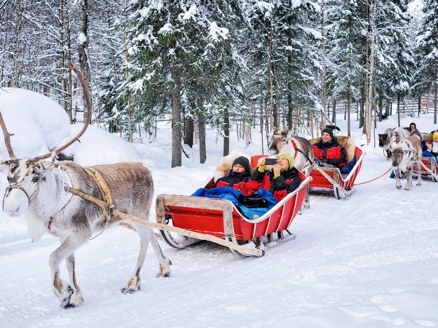 Cách Kemi khoảng hai giờ đi tàu là Rovaniemi, thủ phủ vùng cực bắc Lapland của Phần Lan. Đây là nơi lý tưởng cho các môn thể thao mùa đông như trượt tuyết.