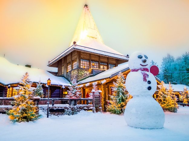 Đặc biệt hơn, vì Lapland nằm trong vòng Bắc cực, nên khu vực này còn được biết đến với ngôi làng Santa Claus nổi tiếng, nơi sẵn sàng phục vụ du khách vui chơi quanh năm.