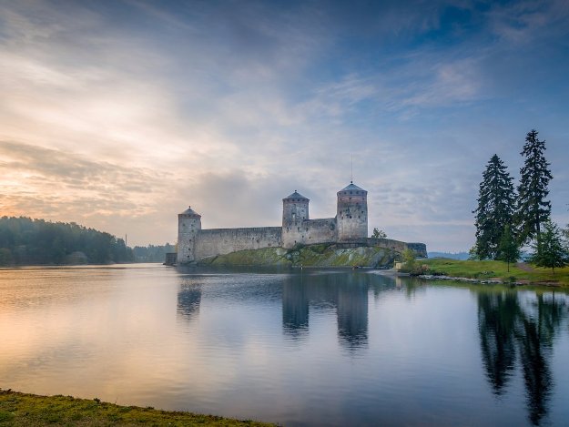 Thị trấn Savolinna nằm ở đầu kia của đất nước Phần Lan tự hào với lâu đài Olavinlinna. Lâu đài có tuổi đời từ thế kỷ 15 và được xây dựng trực tiếp trên trên một núi đá nằm giữa hồ Savonlinna. Lâu đài này cũng là nơi diễn ra liên hoan âm nhạc Savonlinna vào tháng 7 hàng năm.
